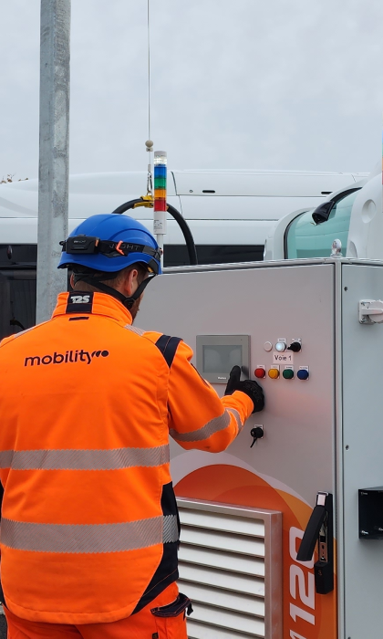 Technicien de Mobility en train de configurer une station de charge sur le site de Roanne