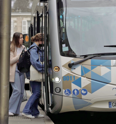 Usagers du réseau de transports en commun d'Orléans en train de monter dans un bus électrique