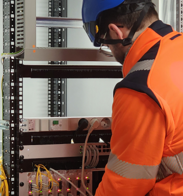 Technicien de Mobility devant une armoire électrique en train de faire des travaux de maintenance