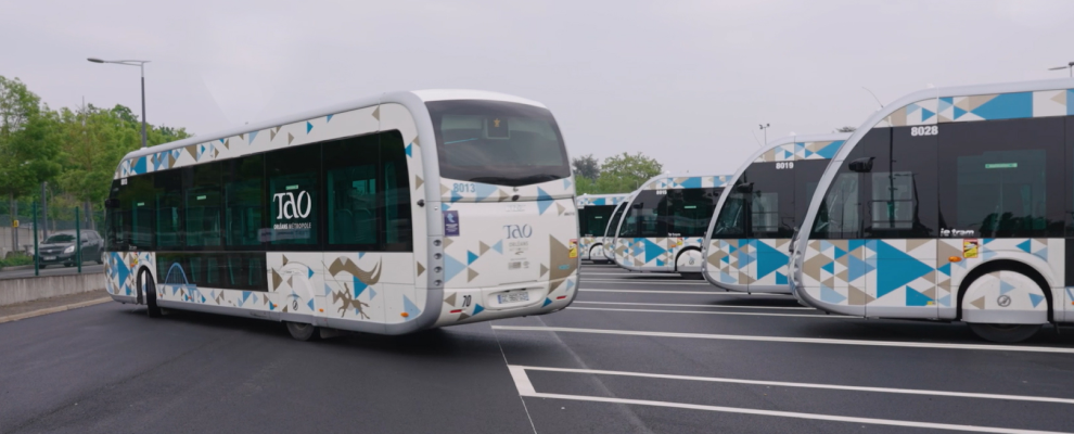Plusieurs bus électrique d'Orléans garés au dépôt dont un en mouvement