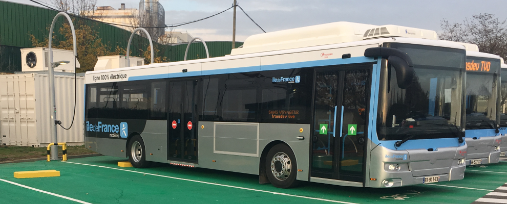 Bus de Transdev île de France garé sur sa station de recharge intelligente