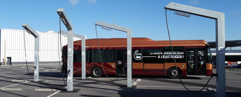 Bus navette aéroport de Toulouse sur sa station de recharge intelligente