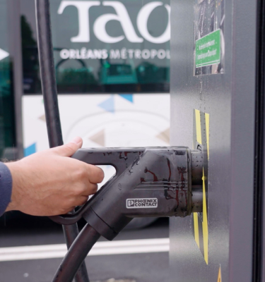 Chargeur branché sur la station de recharge Cway